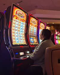 Antarmuka Quickspin h5 bigwinner menampilkan pasar olahraga Liga 1 dan permainan kasino dalam satu layar